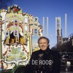 02-02-1995 Koos Alberts next to Barrel Organ in Amsterdam 

[keywords]Barrel Organ, Full Length, Singer, Smiling, Posed, Location, Eyecontact[/keywords]